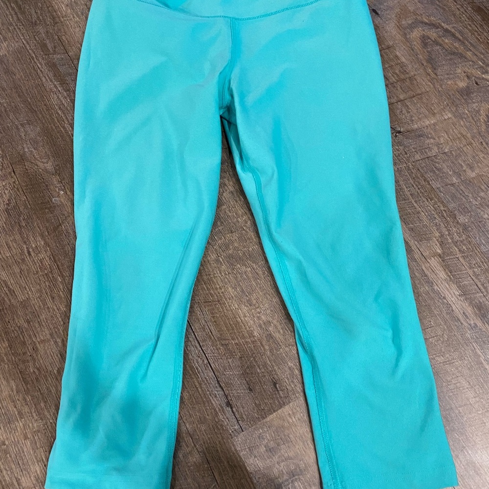 Nike women’s aqua capris